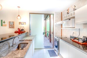 House | Private kitchen | Fridge, microwave, oven, cookware/dishes/utensils - IT26 Bangalô 3 Suítes - Itacimirim (Camaçari)