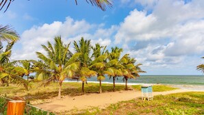 Di pantai dan pasir putih