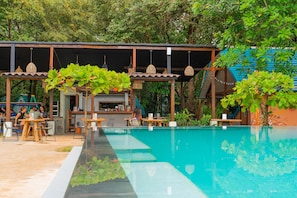 Una piscina al aire libre