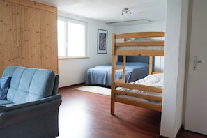 3 habitaciones, cuna de viaje, wifi y ropa de cama 