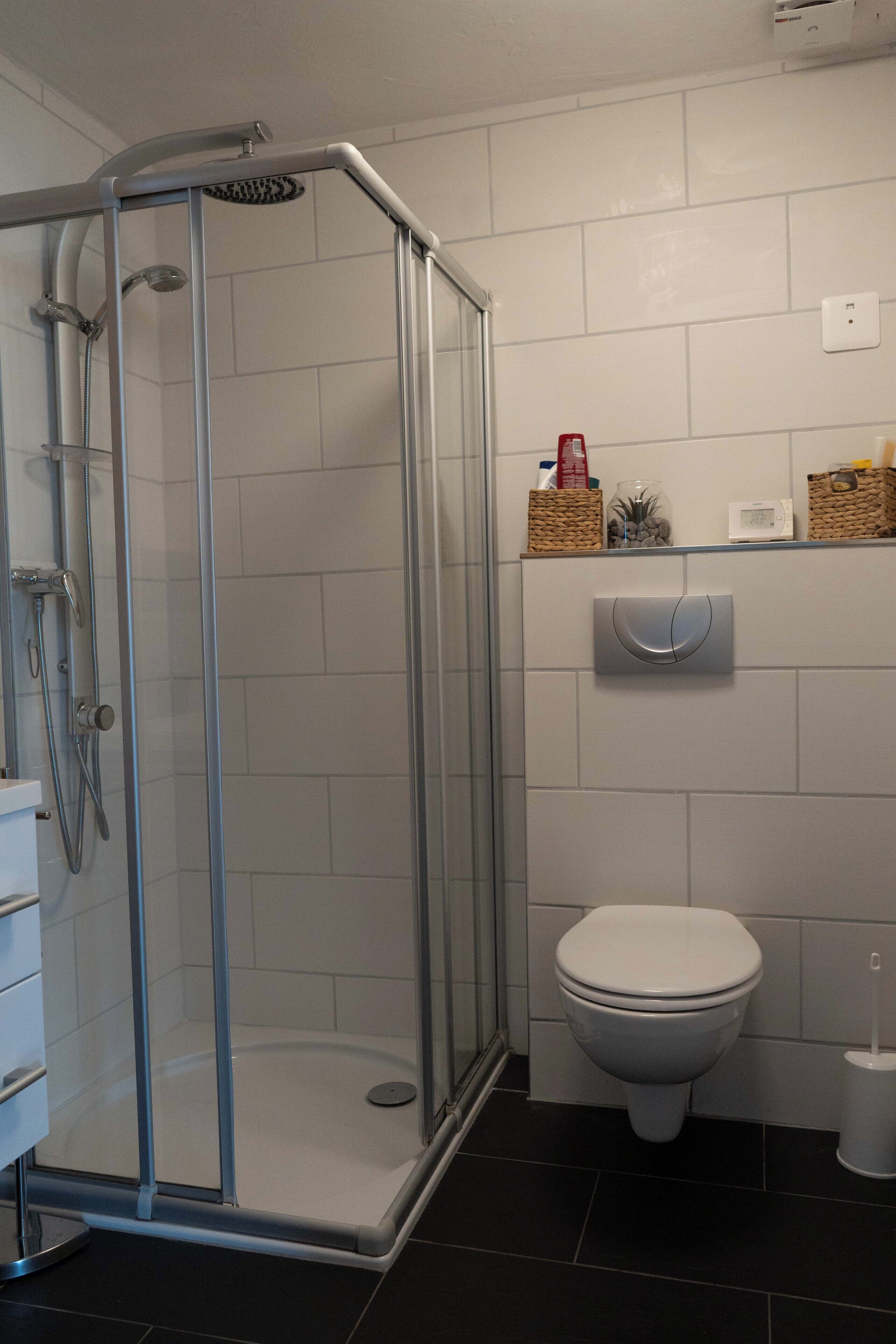 Kombinert dusj/badekar, hårføner, håndklær og såpe