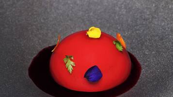 Ein Dessert mit roter Basis und dekorativen Elementen.