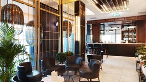Un interior moderno con asientos de cuero, una zona de bar y ventanas amplias.