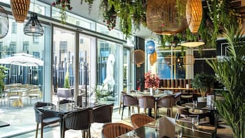 Petit déjeuner et déjeuner servis sur place, spécialités Cuisine locale