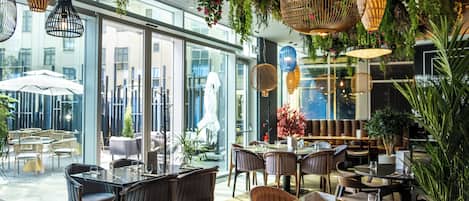 Serveert ontbijt, lunch, diner, lokale gerechten