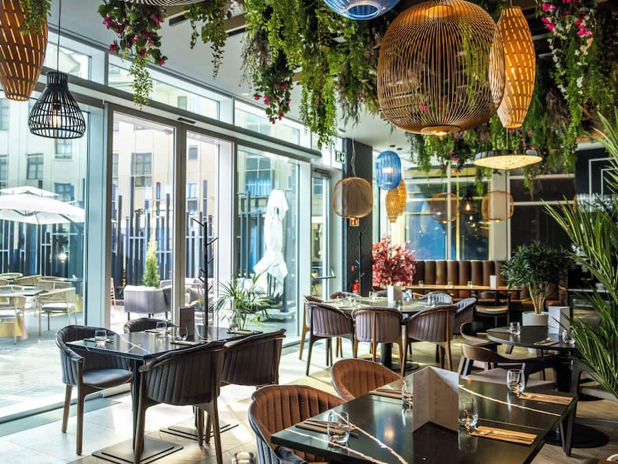 Frokost, lunsj og middag serveres, lokale retter