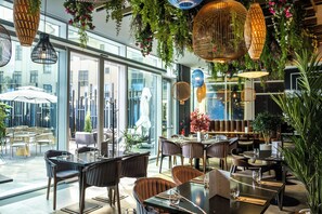 Déjeuner, dîner et souper servis sur place; cuisine locale 