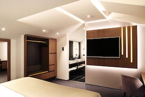 Executive Suite | Premium bedding, minibar, in-room safe, individually decorated - Hotel Reykjavik Saga (Reykjavik)