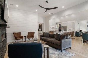 TV, video games, table tennis, books - Gathering Place Luxury-Pool/Spa/OutdoorKitchen (Tulsa)