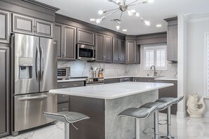 Geladeira, micro-ondas, fogão, cooktop