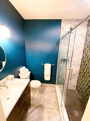 Luxury Room, 1 Katil Raja (King) | Bilik Mandi | Pancuran mandi, pengering rambut, tuala disediakan, sabun