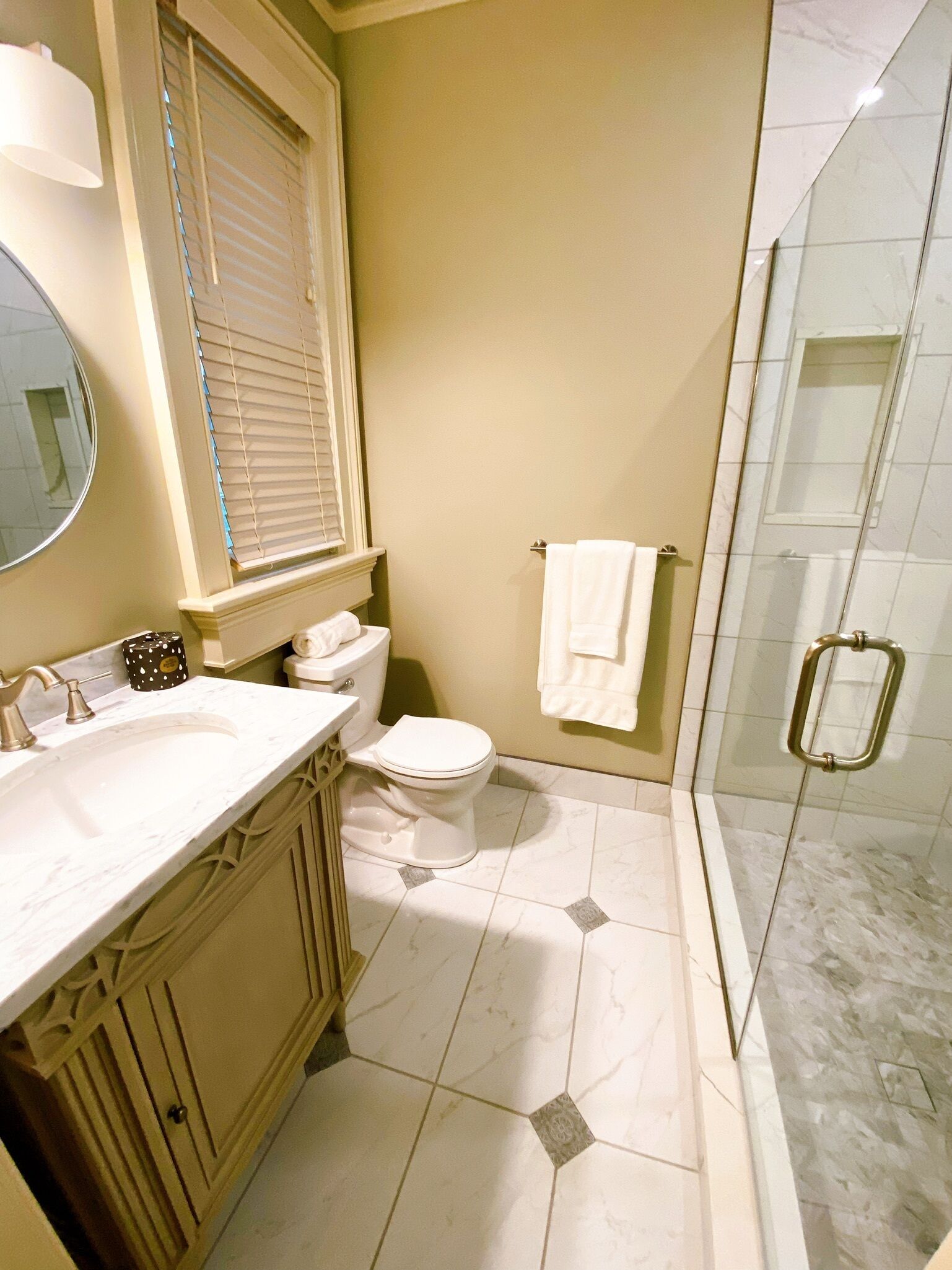 Un baño con inodoro, lavamanos y ducha.