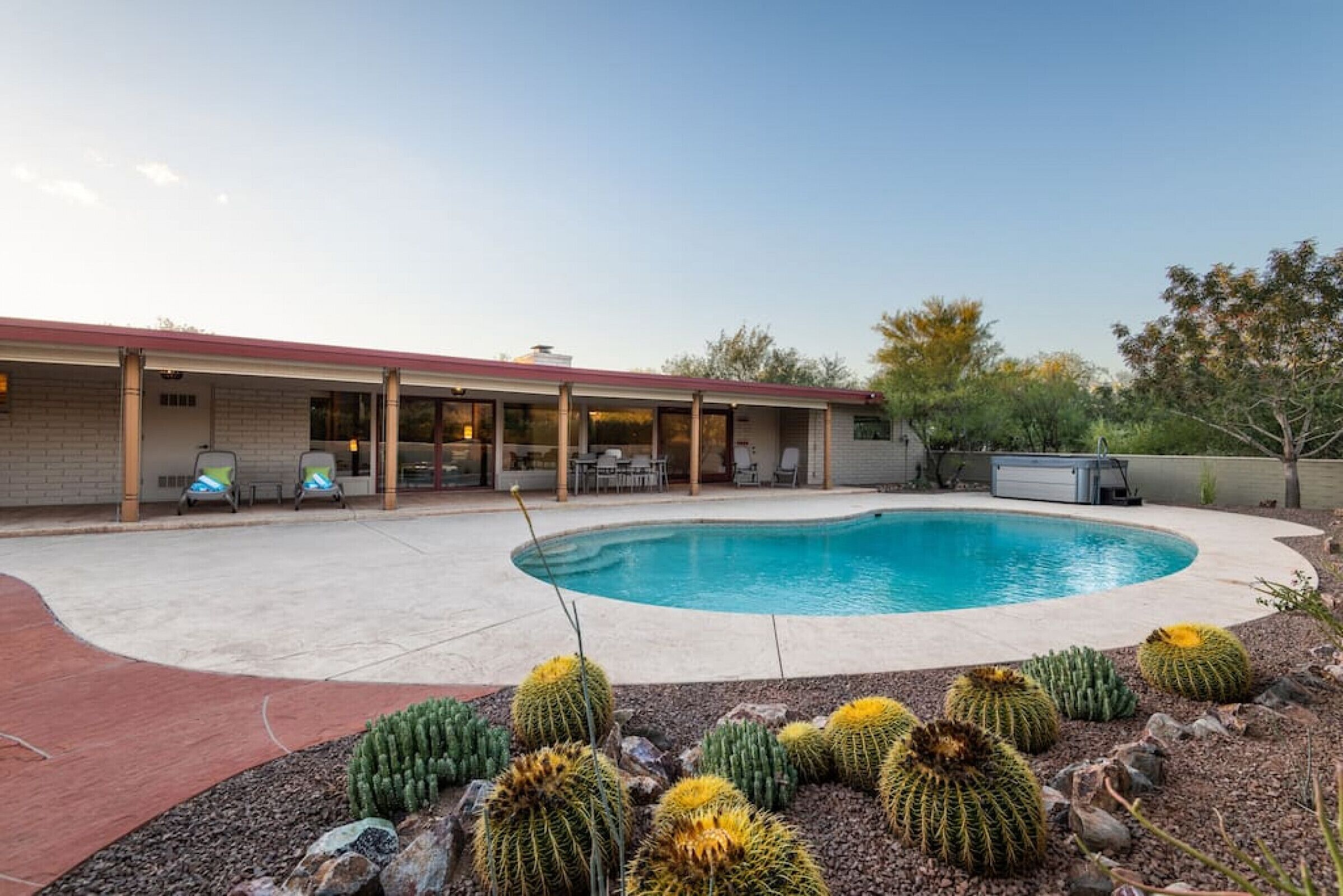 @TucsonMuralHouse w/pool & hot tub on golf course