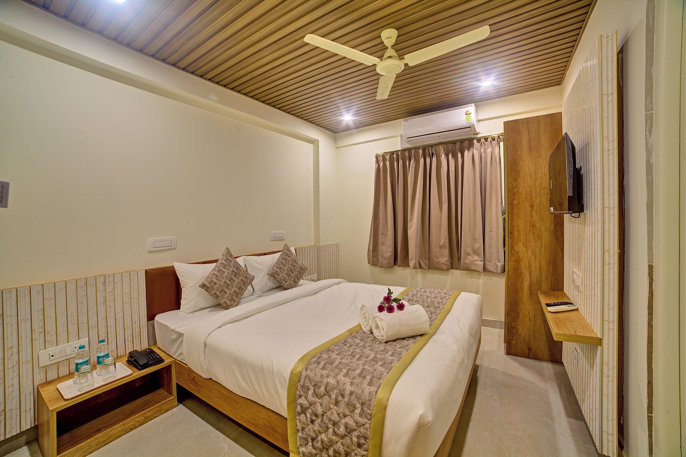 Egyptian cotton sheets, premium bedding, in-room safe