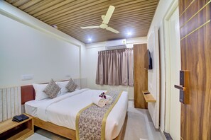 Executive Room | Egyptian cotton sheets, premium bedding, in-room safe - Red Key Airport Transit Hotel Bangalore (Bengaluru)