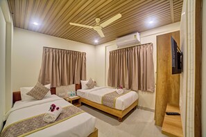 Egyptian cotton sheets, premium bedding, in-room safe - Red Key Airport Transit Hotel Bangalore (Bengaluru)
