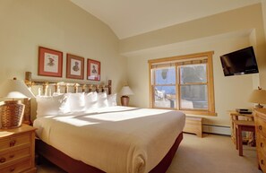 3 makuuhuonetta, silitysrauta/-lauta, ilmainen Wi-Fi, vuodevaatteet