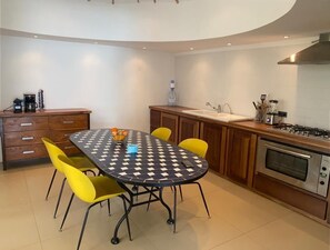Private kitchen - Seaside villa with pool (Ngaparou)