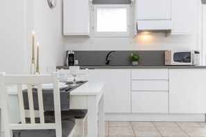 Réfrigérateur, micro-ondes, plaque de cuisson, lave-vaisselle