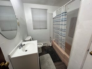 Combined shower/bathtub, hair dryer, towels, soap