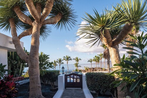 VISTA AJACHES | A romantic 2 bedroom bungalow at Playa Chica Beach