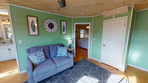 TV connectée, lecteur de DVD, livres, vidéothèque