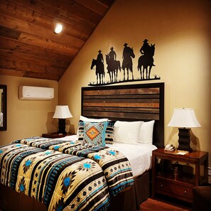 Egyptian cotton sheets, premium bedding, pillow-top beds, free WiFi - River Rock Inn B&B - Adults Only (Green River)