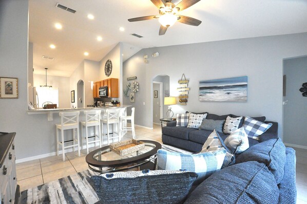 Smart TV, video games, DVD player, foosball - Orlando BeachHouse ❤️ Expanded pool deck & HotTub Recent renos, close to Disney! (Davenport)