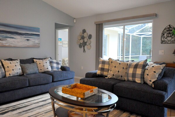 Smart-TV, Videospiele, DVD-Player, Tischfußball