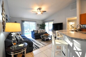 Smart-TV, Videospiele, DVD-Player, Tischfußball