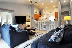 تلفزيون ذكي، ألعاب فيديو، مشغل دي في دي، كرة قدم ال�طاولة