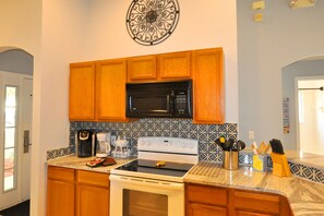 ثلاجة، ميكروويف، فرن، موقد طهي مسطح