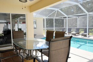 Outdoor dining - Orlando BeachHouse ❤️ Expanded pool deck & HotTub Recent renos, close to Disney! (Davenport)