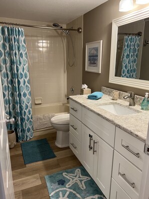 Badkar/dusch, hårtork, handdukar och tvål