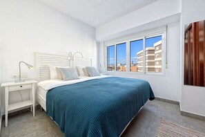 1 Schlafzimmer, Schreibtisch, Bügeleisen/Bügelbrett, Reisekinderbett