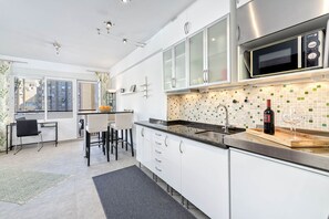 Réfrigérateur, micro-ondes, four, plaque de cuisson