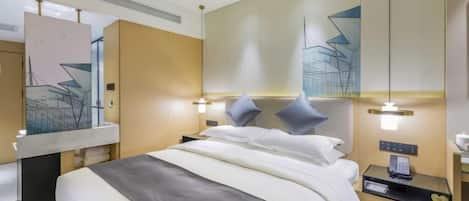 Una habitación de hotel moderna con una cama grande, mesitas de noche, un espejo y arte abstracto en la pared.