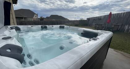 Entire Home, 2,000 sq ft with Outdoor Hot Tub, 15 min North of Austin, TX