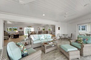 Smart TV, books, stereo, printers - Outer Reef, an oceanfront slice of heaven on Earth (Governor's Harbour)