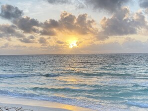 在海滩、沙滩椅、沙滩毛巾