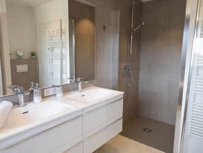 Bathtub, hair dryer, towels