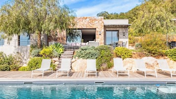 Een verwarmd zwembad