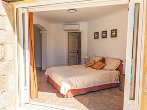 5 habitaciones, tabla de planchar con plancha, cuna de viaje y wifi 