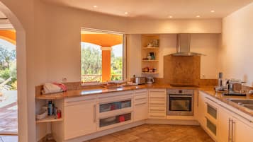 Een koelkast, een microgolfoven, een oven, een kookplaat