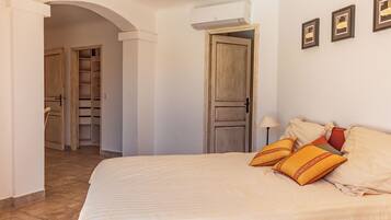 5 bedrooms, iron/ironing board, travel cot, WiFi