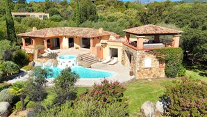 A Mediterranean-style villa with a swimming pool, stone walls, and a garden. - Villa Domaine de Pinarello (Pinarello)
