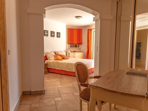 5 slaapkamers, een strijkplank/strijkijzer, reisbedje, wifi