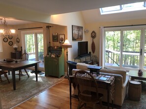 Smart-TV, peis, DVD-spiller og bøker