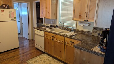 Cozy Cottage w/ Hot Tub, Sauna & EV Charger!!