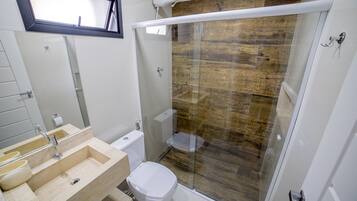 Familien-Dreibettzimmer | Badezimmer | Dusche, kostenlose Toilettenartikel, Handtücher